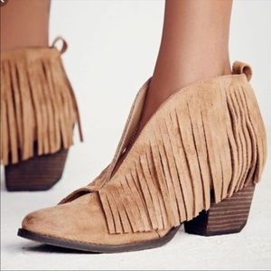 Fringe Western Ankle Booties NWOT Faux Suede Coconuts by Matisse Lambert size 6